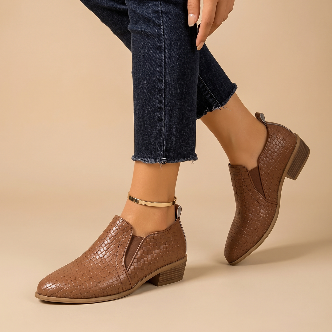 Églantine | Bottines Tressées à Talon Bloc — Marron foncé portée